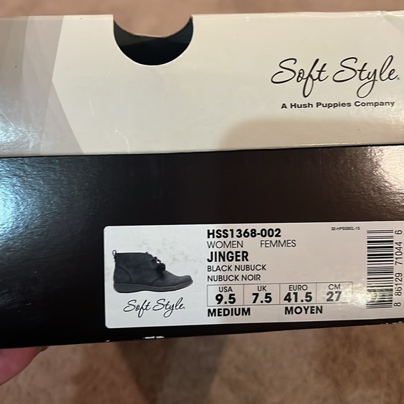 Women’s Soft Style Jinger Black Nubuck Booties - Picture 5 of 5